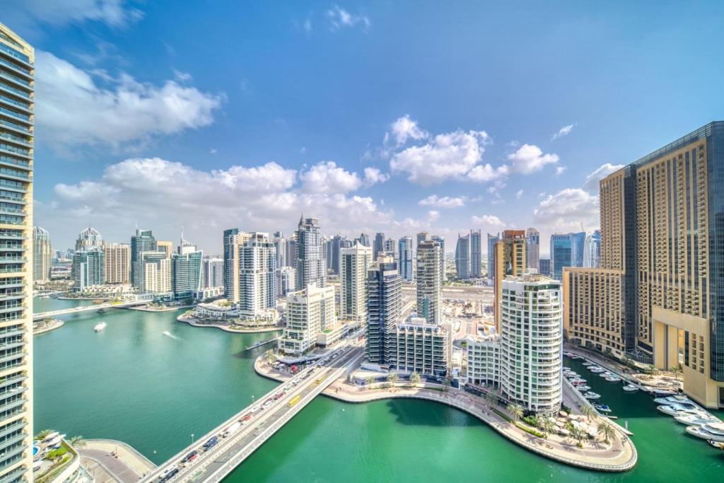 Dubai Marina: Hotel Apartments with Stunning Waterfront Views